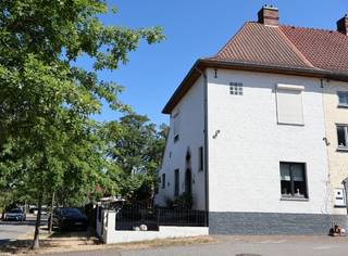 Deze karaktervolle, instapklare gezinswoning met 3 slaapkamers en prachtige tuin is gelegen in een rustige woonwijk, nabij winkels, restaurants, scholen en openbaar vervoer en de autosnelweg.<br /><br />De zonnige, verzorgde tuin vormt een echte oase van rust. Het ruime terras nodigt uit om volop te genieten van gezellige zomeravonden met familie en vrienden. De onderhoudsvriendelijke aanleg en het groen zorgen voor een aangename en sfeervolle buitenomgeving.<br /><br />Een absolute meerwaarde is de vrijstaande bijbouw achter in de tuin, ingericht met een extra woon-/eetruimte en keuken + toilet. Ideaal als hobbyruimte, gastenverblijf, thuiskantoor of voor wie graag familie ontvangt.<br /><br />Verder beschikt de woning over een garage met poort, een tuinhuis en een ruime kelder die perfect kan dienen als opslagruimte, werkplaats of hobbyruimte.<br /><br />Indeling:<br />- Inkomhal<br />- Ruime leefruimte<br />- Moderne leefkeuken met uitzicht op de mooie tuin<br />- 3 slaapkamers, waarvan 1 op de zolderverdieping<br />- Ruime kelder<br />- Bijgebouw met keuken en toilet<br />- Ruime achtertuin met een gezellig terras <br /><br />Details:<br />- Gunstige, rustige ligging<br />- EPC 525 kWh/m² - F-label (Renovatieverplicting van toepassing) <br />- 165 m² woonoppervlakte<br />- Nieuwe pvc ramen<br />- Geïsoleerd dak<br />- Verwarming op stookolie<br />- Ruime tuin met een gezellig terras<br />- Bijbouw achter in de tuin met extra woon-/eetruimte en keuken<br />- Garage met poort<br /><br /> Beschikbaarheid te bespreken.