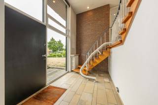 Deze KARAKTERVOLLE architectenwoning is gelegen te Meulebeke met name in de Astridlaan18 op een perceel grond van 1.210 m² en met een bewoonbare oppervlakte van 236m². De woning is een ontwerp is van architect Georges Vandenbussche (Konstrukto). Vandenbussche geldt als een van de belangrijkste vertegenwoordigers van de naoorlogse modernistische woonarchitectuur in Vlaanderen. Zijn eigen woning in Aarsele/Tielt werd zelfs beschermd als monument vanwege haar architecturale en historische waarde.<br /><br />PLUSPUNTEN:<br />* UNIEKE EN TIJDLOZE UITSTRALING<br />* DOORDACHTE INDELING<br />* RUIM PERCEEL (1.210m²)<br />* VOLLEDIG ONDERKELDERD (72m²)<br /><br />INTERIEUR:<br />Bij het betreden van de woning kom je in de inkomhal, die toegang biedt tot een ruime slaapkamer en de badkamer. Op de verdieping bevindt zich de lichtrijke leefruimte, waar de grote raampartijen zorgen voor een aangename en open sfeer. Aansluitend vind je de volledig ingerichte keuken.<br />Via enkele treden bereik je nog 2 ruime slaapkamers en een apart toilet.<br />De woning is volledig onderkelderd en beschikt over diverse technische ruimtes. Bovendien is er binnen parkeergelegenheid voorzien voor 2 wagens.<br /><br />EXTERIEUR:<br />De woning bevindt zich op een ruim perceel en geniet achteraan van een rustige, aangename tuin. Daarnaast is er ook een gezellig terras waar je in alle rust kan genieten van het buitenleven.