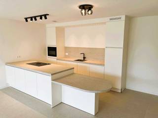 Hoogwaardig afgewerkt en modern 2 slaapkamer appartement op gelijkvloers met ruim terras, 1 bovengrondse autostaanplaats voor het appartement,...