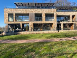 Dit recente en energiezuinige appartement te Aalst is zeer rustig gelegen in het groen en nabij op -en afrit E40 richting Gent/Brussel. Met een EPC score van 94 bent u verzekerd van een laag energieverbruik. Het appartement is gelegen op de gelijkvloerse verdieping en bestaat uit een inkomhal met gastentoilet. Via de inkomhal bereikt men de leefruimte met open geïnstalleerde keuken. De keuken werd uitgerust met een dubbele spoelbak, kookplaat, combi-oven en vaatwasmachine. Tevens beschikt het appartement over twee slaapkamers (waarvan één kinderkamer/ bureauruimte). De badkamer werd voorzien van dubbele wastafel en inloopdouche. Via de grote raampartijen, dewelke een enorme lichtinval creëeren, bereikt men het aanpalend ruim zonneterras met extra bergruimte! Dit terras met zicht op groen is ideaal voor wie wil genieten van rust en groen op een korte afstand van het stadscentrum! Ondergrondse garagebox is inbegrepen in de huurprijs. Dit appartement is ideaal voor wie op zoek is naar een centrale &amp; rustige ligging in het groen! Huurprijs: 995 euro/maand + 50 euro kosten/maand. Beschikbaar vanaf 01/08/2026.