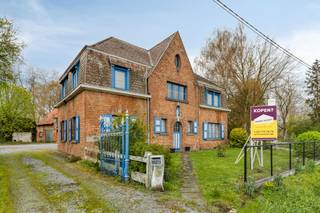 Droom je van een landelijke eigendom met ruimte, karakter en tal van mogelijkheden, in een groene omgeving?Dan is deze unieke hoeve in het pittoreske...