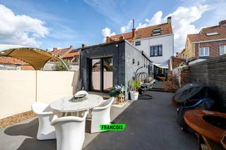 Ontdek wat deze gerenoveerde herenwoning in Kortrijk (Bissegem) met 5 kamers allemaal te bieden heeft!De hoge inkomhal met prachtige deuren neemt je...