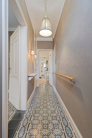 Wat een super sympathieke woning!!!!! Bij het binnenkomen voelt u onmiddellijk de gezellige sfeer door de authentieke vloeren en balken. Bestaande uit voorplaats, gezellige living, aansluitend keuken, toilet en bergingen. Boven zijn er 2 slaapkamers en een vaste trap naar de grote geïsoleerde zolder. En met kers op de taart een prachtige en zeer grote tuin met uitweg langs de woning. Gelegen in een rustige straat en toch onmiddellijk verbinding naar het centrum en de invalswegen. Ongelooflijk maar dan ook ongelooflijk veel potentieel!!!! Voor de vlugge beslissers!!!