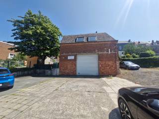 Structura.biz presents this property ideally located just steps from the center of Braine-l'Alleud.What you'll love: * A 200 m² warehouse, perfect...