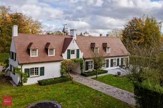 Prachtige klassevolle villa van architect Viérin bestaande uit inkomhal, ruime lichtijke living met eetplaats, zitplaats en open haard,...