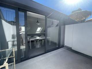 <strong>Gemeubeld triplex-appartement met terras in hartje Gent</strong><br />Instapklaar en charmant triplex-appartement in de Onderstraat, met zonnig terras en zicht op het Belfort, gelegen in het historische centrum van Gent, op wandelafstand van het Belfort van Gent en de Vrijdagsmarkt, met tal van winkels, restaurants en openbaar vervoer in de directe omgeving.<br /><br /><strong>Indeling:</strong> Het appartement bevindt zich op de bovenste verdiepingen van een gerenoveerde woning en is volledig gemeubeld:
<ul>
<li><span>1e verd.: inkomhal met toilet, slaapkamer met aansluitende badkamer (ligbad/douche, lavabo) </span></li>
<li><span>2e verd.: ruime, lichtrijke leefruimte met ingerichte keuken en eethoek </span></li>
<li><span>Dakverdieping: polyvalente ruimte (bureel/logeerkamer) met lavabo en toegang tot groot zongericht terras </span></li>
</ul>
<strong>Pluspunten</strong>
<ul>
<li><span>Volledig gemeubeld (incl. servies en kookgerei) </span></li>
<li><span>Wasmachine en droogkast </span></li>
<li><span>Zonnig terras met uniek uitzicht </span></li>
</ul>
<strong>Belangrijk</strong>
<ul>
<li><span><strong>Geen huisdieren</strong> (gelakte vloeren) </span></li>
<li><span>Ideaal voor <strong>expat, alleenstaande of koppel</strong> </span></li>
<li><span><strong>Niet geschikt voor meer dan 2 bewoners !</strong></span></li>
<li><span>Dakruimte <strong>niet als permanente slaapkamer</strong> </span></li>
<li><span><strong>Domicilie verplicht</strong></span></li>
<li><span>Gezocht: <strong>rustige en zorgzame huurder</strong> </span></li>
</ul>
<strong>Huurprijs</strong>: €1350/maand (geen algemene kosten – EGW via aparte tellers)<br /><br /><strong>Beschikbaar</strong>: onmiddellijk vrij – jaarcontract mogelijk<br /><br /><strong>Bezoeken: </strong>📧 tine@tvevastgoed.be 📞 0474 97 00 22<br />
