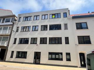 🏡 TE KOOP – Instapklaar gerenoveerd appartement met 2 slaapkamers in Mariakerke (Oostende)<br /><br />Op een topligging in Mariakerke, op wandelafstand van de zee, de zeedijk en het strand, bevindt zich dit instapklare en vernieuwde appartement met 2 volwaardige slaapkamers.<br /><br />Niet alleen het appartement werd zorgvuldig vernieuwd, ook het volledige gebouw werd gerenoveerd, wat garant staat voor een zorgeloos wooncomfort en een duurzame investering.<br /><br />✨ Indeling<br /><br />🏠 Lichtrijke leefruimte<br />🍽️ Volledig ingerichte keuken<br />🛏️ 2 volwaardige slaapkamers<br />🚿 Moderne ingerichte badkamer<br />🌿 Terras aan de achtergevel<br />🚪 Praktische inkomhal<br /><br />✅ Troeven<br /><br />🌊 Op wandelafstand van zee en strand<br />🏢 Volledig gerenoveerd gebouw<br />✨ Instapklaar en modern afgewerkt<br />🍽️ Volledig ingerichte keuken en badkamer<br />🔥 Individuele tellers voor water, gas en elektriciteit<br />💰 Geen lift <br />💶 Lasten en kosten van de gemeenschappelijke delen: slechts € 79/maand<br />📄 Vrij bij akte<br />🏖️ Ideaal als vaste woonst, tweede verblijf of investering<br />🚲 Gemeenschappelijke fietsberging aanwezig in het gebouw<br />📦 Privatieve kelderberging inbegrepen<br /><br />Dankzij de uitstekende ligging nabij winkels, openbaar vervoer en de kust geniet u hier van een ideale combinatie van rust, comfort en bereikbaarheid.<br /><br />Bezoek mogelijk mits afspraak<br />☎️ 059 808 502<br />📧 danny@brouckaert.be<br />🌐 www.brouckaert.be