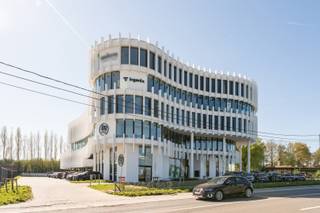 Kantoorruimte in Office One, de eye-catcher te Tielt op de invalsweg vanuit Aalter. <br />Een opvallend sprekende architectuur en uitstekende visibiliteit, het kantoorcomplex Office One vinkt ze allebei af.<br /><br />De volledige vierde verdieping wordt te koop aangeboden en biedt een fenomenaal uitzicht over de Rijkegemkouter. Het verdiep heeft een oppervlakte van 780 m², waar momenteel één deel van verhuurd en volledig ingericht is, de overige drie delen zijn nog volledig open en kunnen afgewerkt worden naar wens en kunnen bijgevolg ook afzonderlijk verhuurd of zelf ingenomen worden.<br /><br />De vlotte verbinding naar nabije autostrades en zijn ligging in het midden van de driehoek Gent- Brugge- Kortrijk zijn een van de vele troeven.<br />Ook aan parkeergelegenheden is er geen gebrek, de kantoorruimte komt met maar liefst elf autostaanplaatsen voor u en uw werknemers. <br /><br />Indeling van de ruimte:<br />De vierde verdieping is zowel bereikbaar met de lift als met de trap, één ingericht kantoor, open ruimte dat opgedeeld kan worden in drie kleinere kantoren, sanitair gedeelte, kitchenette. <br /><br />Troeven:<br /><br />- Uitstekende ligging,<br /><br />- Schitterende vergezichten,<br /><br />- TOP-locatie,<br /><br />- Parkeergelegenheid.<br /><br />- Terras <br /><br /><br /><br />Ben jij op zoek naar een lagentermijn investering, of ben je klaar om je onderneming naar een hoger niveau te tillen met mogelijkheid tot uitbreiden? Maak dan nu kennis met dit iconisch gebouw en plan je bezoek.