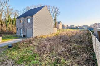 Ce terrain à bâtir pour une construction jumelée est situé au calme et dispose d'une largeur de rue de près de 12 mètres Avec un jardin orienté au...