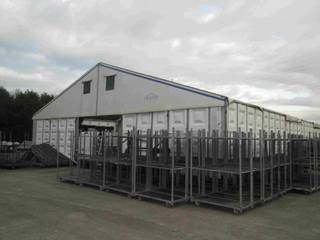 De plantkwekerij is gelegen langs de Slingerstraat te Menen.<br />Rechts bevindt zich het kweekgedeelte van circa 3,80 ha met de nodige voorzieningen en waterreservoir.<br />Links bevinden zich prachtig domein van meer dan 5 ha met de in opbouw zijnde bedrijfsgebouwen, die deels af te breken zijn of als landbouw verder te regulariseren zijn.<br />Meer info ten kantore