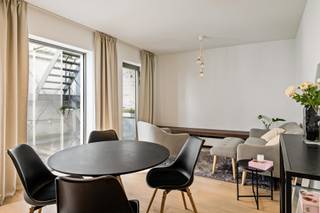 Welkom in dit tof 1-SLK appartement midden in het hart van Antwerpen! <br /><br />Dit appartement biedt niet alleen comfort en stijl, maar is ook gelegen in het bruisende Klapdorp waar alles binnen handbereik is. Qua locatie zit je hier heel goed: dichtbij een tramhalte en velo station om je gemakkelijk door de stad te verplaatsen maar ook allerlei winkels en hotspots op loopafstand. <br /><br />Zin om in het weekend gezellig te brunchen? Dan kan je zeker bij Mr. Pickle en Tinsel terecht! Zin in iets zoets? Bij Cannolo geniet je van Siciliaanse lekkernijen. Voor een lunch is Victor Boterhammen een echte aanrader en 's avonds kan je gezellig een terrasje doen bij Tango of een heerlijke pizza's bij Keste eten. En alsof dat nog niet genoeg is, liggen de Schelde en het trendy Eilandje op een steenworp afstand voor een ontspannen wandeling of een gezellige avond op het terras. Deze buurt biedt voor ieder wat wils en wordt gezien als een paradijs voor de foodies en levensgenieters!<br /><br />Wacht niet langer en maak van dit gezellige appartement jouw nieuwe thuis! Het appartement is onmiddellijk beschikbaar. Interesse? info@jamar.immo of 03 435 31 33<br /><br />Troeven:<br />- Ideale ligging<br />- Kosten water, gas en elektriciteit zijn apart<br />- Ideaal voor verhuring of zoon/dochter die in Antwerpen gaat studeren!<br /><br />Wg, Gvkr, Gvv, Gmo, geen overstromingsgevoelig gebied