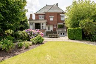 Deze karaktervolle woning, gelegen op een perceel van 1.500 m², biedt uitzonderlijk veel ruimte en authenticiteit. <br /><br />U komt de woning binnen via de lichtrijke inkom met traphal en u vindt enerzijds een gezellige zithoek en anderzijds een eerste grote lichtrijke leefruimte met aanpalend een bar/bureau. Deze staat in verbinding met de geriefelijke keuken en een 2de grote leefruimte. Op het 1ste verdiep bevinden zich 4 ruime slaapkamers, waarvan een met badkamer ensuite, een berging en de badkamer. Grote zolder die nog extra mogelijkheden biedt. Volledig onderkelderd (garages, berging, wasplaats, wijnkelder en stookruimte).<br /><br />Extra troeven <br />- Mogelijkheid om extra stuk bouwgrond aan te kopen van 1290 m2<br />- Perfect onderhouden <br />- Volledig onderkelderd <br />- Enorme zolder met potentieel<br />- Mogelijkheden voor vrije beroepers <br /><br />Kortom, een unieke kans om uw droomwoning te realiseren in het hartje van Ingooigem.