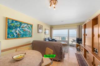 Dit appartement op de derde verdieping is gelegen op een absolute toplocatie aan de Zeedijk en biedt een prachtig open uitzicht op de kust en de omgeving.<br /><br />De indeling is praktisch en comfortabel: via de inkomhal kom je in de lichtrijke leefruimte met aanpalende keuken. Verder beschikt het appartement over een praktische berging, een apart gastentoilet, een badkamer en een ruime slaapkamer. Zowel aan de voorzijde als aan de achterzijde is er een balkon aanwezig, waardoor je op elk moment van de dag kan genieten van buitenruimte.<br /><br />Het appartement wordt verwarmd via centrale verwarming op aardgas. De ketel werd recent vernieuwd, wat bijdraagt aan een gunstige EPC-score (C).<br /><br />De elektrische installatie is momenteel niet-conform, maar kan met beperkte aanpassingen conform worden gemaakt volgens de huidige wetgeving. <br /><br />Ideaal als vaste woonst, tweede verblijf of investering aan zee.<br /><br />