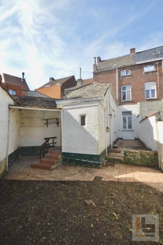 In het hartje van Ronse kan u deze ruime rijwoning terugvinden. Dit in de directe nabijheid van de Grote Markt, scholen, winkels, openbaar vervoer, etc. Indeling, gelijkvloers: inkomhal met toegang tot de droge stakelder, woonkamer, eetplaats, keuken en een toilet. Eerste verdiep: traphal en 3 slaapkamers. Tweede verdiep: traphal en 2 ruime slaapkamers. Tot slot vervolledigd de binnentuin en de zolder deze eigendom. Technisch: te renoveren, deels dubbele beglazing, verwarming via kachels op aardgas, hoge plafondhoogte = ruime volume, EPC-label: F en renovatieplicht. Mits de nodige modernisatie kan deze tweegevelwoning omgetoverd worden tot een degelijke en ruime stadswoning. Mogelijkheid tot samen aan te kopen met de naastliggende eigendom op nr. 48. Voor meer informatie en/of bezichtiging, contacteer IMMOBOSS: 0472 93 98 79 of tom@immoboss.be