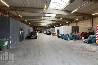Excellent located warehouse of 1,152 m² with 144 m² office, close to the A12 and E19.<br /><br />The warehouse has a clear height of 6 m under the beams and 7.30 m under the roof (renewed), furthermore the warehouse has a sectional door (4 meters wide x 5 meters high), as well as ventilation, cooling and heating in the offices. Attached to the warehouse is a renovated office building of 144 m², possible expansion possibility. Outside there is ample parking and maneuvering space. The property is available from 31/12/2026, but an earlier lease is possible by mutual agreement.<br /><br />This property is ideal for companies looking for spacious storage and work space with easy accessibility.<br />Additional option: in addition to this unit, an identical warehouse with office space is available from 30/06/2025. <br /><br />Contact PANORAMA B2B for additional information or a no-obligation site visit <strong>0477 91 10 00</strong>.<br />
