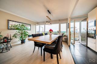 <p>WE INVEST Bruxelles-Europe stelt u exclusief dit aangename appartement met 2 slaapkamers van ongeveer 100 m² voor, gelegen op de 11e verdieping van een gebouw uit 1970.<br /><br />De absolute troef: twee ruime terrassen, veel natuurlijk licht en een vrij uitzicht aan zowel de voor- als achterzijde. Bij helder weer reikt het uitzicht zelfs tot aan het Atomium.<br /><br />Het appartement bestaat uit een lichtrijke leefruimte met open en volledig uitgeruste keuken, twee slaapkamers van ongeveer 11 m² en 16 m², een badkamer met aansluiting voor wasmachine/droogkast en een afzonderlijk toilet.<br /><br />Het terras aan de voorzijde, toegankelijk vanuit de leefruimte, is zuidoostelijk georiënteerd. Het terras aan de achterzijde, toegankelijk vanuit de grote slaapkamer, is noordwestelijk georiënteerd. Een ideale configuratie om op verschillende momenten van de dag van het natuurlijke licht te genieten, met onder meer avondzon in de achterste slaapkamer.<br /><br />Het pand heeft verschillende verbeteringen ondergaan, waaronder de vervanging van de ramen, de conformering van de elektrische installatie, de plaatsing van een uitgeruste keuken, de renovatie van de badkamer en het openmaken van de muur tussen de leefruimte en de keuken. Het appartement is onmiddellijk bewoonbaar, maar biedt nog mogelijkheden voor verdere modernisering en personalisering.<br /><br />Het appartement beschikt bovendien over 2 privatieve kelders. Momenteel wordt een parkeerplaats in het gebouw gehuurd, met de mogelijkheid voor de koper om deze huur over te nemen, onder voorbehoud van bevestiging van de voorwaarden.<br /><br />De mede-eigendom ondergaat momenteel een belangrijk renovatieprogramma: de terrassen werden reeds gerenoveerd en de renovatie van de afvoerleidingen is momenteel aan de gang. De gemeenschappelijke kosten bedragen momenteel ongeveer €600/maand, onder meer als gevolg van de werken, en zouden na voltooiing moeten dalen.<br /><br />EPC C – elektrische installatie conform.<br /><br />👉 Bezoeken uitsluitend op afspraak. Neem contact op met WE INVEST Bruxelles-Europe om uw tijdslot te reserveren.<br />Rebecca Hallal – Vastgoed Makelaar<br />📞 +32 472 12 62 42<br />✉️ rebecca.hallal@weinvest.be</p>