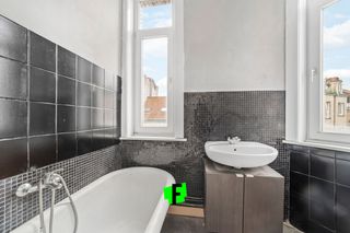 Stap binnen in de levendige buurt van de Chaletstraat in Oostende en ontdek dit gezellige twee slaapkamer appartement, gelegen op de derde verdieping van een karaktervol gebouw. Hoewel een lift ontbreekt, biedt deze woning een unieke gelegenheid om te genieten van het bruisende stadsleven.<br /><br />Dit appartement beschikt over twee slaapkamers, perfect voor een klein gezin, een stel of als investeringsmogelijkheid. De woonruimte straalt een warme sfeer uit, ideaal om na een lange dag te ontspannen. De keuken, hoewel compact, biedt voldoende ruimte voor creativiteit en culinaire avonturen.<br /><br />Hoewel enige opfrissing nodig is, presenteert dit appartement een kans om uw eigen stempel te drukken en een persoonlijke oase te creëren. Met een beetje renovatiewerk kan deze woning een waar juweeltje worden.<br /><br />Mis deze kans niet om een betaalbaar stukje Oostende te bemachtigen. Neem vandaag nog contact op om dit potentieelrijke appartement te bezichtigen en uw droom van een eigen plekje aan de Belgische kust te verwezenlijken.<br /><br />