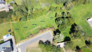 Dit perceel, gelegen in een goedgekeurde verkaveling, heeft een totale oppervlakte van zo'n 860 m² (zie plan en luchtfoto lot 5) en is geschikt...