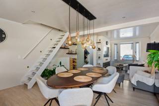 Deze karaktervolle woning bevindt zich in een doodlopende straat op een centrale locatie in Lier.<br />Met 3 royale slaapkamers, 2 badkamers en een sfeervolle tuin biedt deze woning een perfect evenwicht tussen comfort en gezelligheid. Dankzij de slimme indeling valt er volop natuurlijk licht naar binnen, wat zorgt voor een warme en uitnodigende leefruimte.<br /><br />Op het gelijkvloers verwelkomt de ruime inkomhal u die toegang geeft tot de lichtrijke leefruimte met prachtig zicht op de mooie tuin met riant terras. Deze vormt een oase van rust om in alle privacy te genieten. Aansluitend bevindt zich de volledig uitgeruste keuken voorzien van een gasvuur, een oven, een microgolfoven, een koelkast en een vaatwasser. Vervolgens is er een badkamer met toilet, douche en dubbele lavabo aanwezig alsook een praktische wasberging. <br /><br />Op de eerste verdieping geeft de nachthal toegang tot twee ruime slaapkamers (12m² / 14,75m²) en een tweede badkamer met ligbad, toilet en enkele lavabo. <br /><br />De tweede verdieping bestaat nog uit een ruime 3de slaapkamer (24,75m²). <br /><br />Tot slot is er nog een garage aanwezig die handig is voor het stallen van fietsen. <br /><br />Troeven: <br />+ Veel lichtinval <br />+ Gezellige tuin met groot terras <br />+ Garage voor fietsen<br />+ EPC C<br />+ 3 slaapkamers<br />+ 2 badkamers <br />+ Centrale en goed bereikbare ligging in Lier <br /><br />Interesse? Neem contact op via 03 337 50 70 of info@vbvastgoed.be voor meer informatie of een bezichtiging.