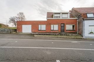 Welkom in de Zandvoordestraat 15, waar deze woning op een perceel van 430 m² wacht op een nieuwe eigenaar met renovatieplannen.Via de inkomhal komen...