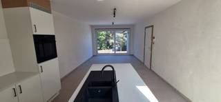 Sint Andries: prachtig nieuwbouwappartement op de tweede verdieping, in het project 'De Brosserie', gelegen op wandelafstand van het Station en de Smedenpoort. Voldoet aan alle nieuwste normen (warmtepomp, zonnepanelen, vloerverwarming ...), bijzonder energie vriendelijk. Het appartement zelf is een ruim appartement (70 m2) met inkom, woonkamer met open keuken (dampkap, kookplaat, vaatwas, frigo), badkamer, berging en 1 slaapkamer. Staanplaats achter het gebouw en kelderberging. Mooi terras 5 m2 alsook fietsstalling achteraan. Perfect appartement voor alleenstaande of jong koppel (gegeerde huurlocatie!)! Bel ons voor info of bezoek: 050/70 70 00 of 0475/812 810