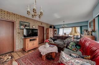 <p><span>Op zoek naar een </span><span>ruim vrijstaande huis met potentieel</span><span>, een zonnige tuin en heel wat parkeermogelijkheden? Deze woning in de aangename en residentiële </span><span>Lerrekensstraat</span><span> biedt je een mooie combinatie van ruimte, comfort en mogelijkheden om er volledig je eigen thuis van te maken.</span></p><p><span>Dankzij de vlotte verbinding met het centrum van </span><span>Heist-op-den-Berg</span><span> en het openbaar vervoer zijn winkels, scholen, voorzieningen en omliggende steden eenvoudig bereikbaar.</span></p><p><span>De woning is momenteel </span><span>op te frissen</span><span>, maar biedt dankzij haar indeling en ruime oppervlaktes heel wat mogelijkheden.</span></p><p><span>Gelijkvloers:</span></p><p><span>- Inkomhal met apart gastentoilet</span></p><p><span>- Lichte leef- en eetruimte met gezellige cassettehaard</span></p><p><span>- Aparte keuken voorzien van de nodige toestellen</span></p><p><span>- Grenzend aan de keuken een handige berging</span></p><p><span>- Toegang tot de veranda</span></p><p><span>1ste verdieping:</span></p><p><span>- 3 slaapkamers</span></p><p><span>- Badkamer met douche, bad, toilet en lavabomeubel</span></p><p><span>2e verdieping:</span></p><p><span>- Polyvalente ruimtes met tal van mogelijkheden bv het creëren van twee extra slaapkamers of voor iemand met een uitgebreide hobby.</span></p><p><span>Troeven:</span></p><p><span>- Zonnige tuin</span></p><p><span>- Inpandige garage + oprit + extra garage</span></p><p><span>- 3 slaapkamers</span></p><p><span>- </span><span>Op te frissen naar eigen smaak </span></p><p><span>Ben jij geïnteresseerd in dit op te frissen huis te koop in Heist-op-den-berg, ben je op zoek naar ander vastgoed of wens je de waarde van jouw eigendom te kennen? Dan ben je bij BOLT immo aan het juiste adres! Wij helpen jou graag verder.</span></p>