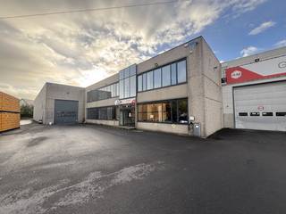 Warehouse of approximately 180 m² with office of approximately 35 m² for rent, in an excellent location in Anzegem and only 5 minutes from the...