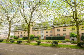 <p><span>Gelijkvloers drie-slaapkamer appartement met zicht op de Golf van Brasschaat</span></p><p><span> </span></p><p><span>Gelegen aan de Golf van Brasschaat, midden in het groen.</span></p><p><span>Nabij het centrum van Brasschaat met alle faciliteiten en openbaar vervoer voor de deur. </span></p><p><span> </span></p><p><span>+ Gunstig EPC: A!</span></p><p><span>+ Groen uitzicht achteraan</span></p><p><span>+ Autostaanplaats </span></p><p><span>+ Ruim appartement: 130 m²</span></p><p><span> </span></p><p><span>Binnenkomen in een ruime inkomhal met gastentoilet. Gezellige living en open keuken met alle toestellen aanwezig. Berging met plaats voor was- en droogmachine aansluitend. De grote raampartijen geven toegang tot het grote terras met uitzicht op de groene Golf. </span></p><p><span>Drie volwaardige slaapkamers waarvan één met en suite badkamer met douchebad, dubbele lavabo en toilet. Extra douchekamer aanwezig. </span></p><p><span>Kelderberging en autostaanplaats inbegrepen. </span></p><p><span>Tweede autostaanplaats mogelijk. </span></p><p><span> </span></p><p><span>Huurprijs: €1.80 per maand. </span></p><p><span>Maandelijkse kosten voor gemene delen en water: €235 per maand.</span></p><p><span>Nutsvoorzieningen (gas en elektriciteit) af te sluiten op eigen naam. </span></p><p><span> </span></p><p><span>Beschikbaar vanaf 1 oktober 2026 </span></p><p><span> </span></p><p><span>Interesse in dit appartement?</span></p><p><span>Gelieve de bezoekaanvraag in te vullen onderaan de advertentie op <span>https://www.sinjoor.be</span></span><span> en alle vragen te beantwoorden. </span></p><p><span>De dossierverantwoordelijke neemt nadien contact op met jou. </span></p><p><span> </span></p>