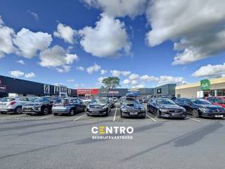 <u><strong>Benaderende OPPERVLAKTEN:</strong></u><br /><em><strong>Constructie-bruikbare oppervlakten</strong></em><br />Handelspand: 431 m²<br />116 gemeenschappelijke parkeerplaatsen op de site<br /><br /><u><strong>INDELING:</strong></u><br />Open winkelruimte met façade van 15m - hoogte onder steeldeck 4m, vrije hoogte onder roostering 3m - poort Assa Abloy (b 3,0 - h 3,15) met geïntegreerde loopdeur achteraan.<br />De winkel is zowel bereikbaar via de achtergelegen Robaardstraat als via de Brugsesteenweg.<br /><br /><u><strong>AFWERKING:</strong></u><br />Solide staalconstructie met betonplaten, polybeton vloeren, plat dak steeldeck met isolatie, stopcontacten (standaard en drijfkracht), automatische glazen inkomdeur (207x240).<br />Casco oplevering - voorzieningen voor toiletten (m/v) aanwezig, berging en personeelsruimte mogelijk te plaatsen door de huurder.<br /><br /><u><strong>NUTSVOORZIENINGEN:</strong></u><br />Elektriciteit (3x400V +N) , wateraansluiting, riolering.<br /><br /><u><strong>BESTEMMING EN STEDENBOUWKUNDIGE VOORSCHRIFTEN:</strong></u><br />RUP Brugsesteenweg, gelegen in Art.3: zone voor gemengde functies. Handelsactiviteit categorie 3 + 4. <br />Geen verkoop van voeding en verkoop van goederen voor de persoonsuitrusting.<br /><br /><u><strong>LIGGING:</strong></u><br />Deze unit, die deel uitmaakt van een groter complex, is gelegen op het Mammoetcenter 2 te Roeselare, langs de N32, ongeveer 1 km van de Ring E403 Tielt/Ardooie/Beveren.<br />De Mammoet centers zijn gelegen op de Brugsesteenweg in Roeselare, één van de belangrijkste invalswegen van het stadscentrum met aanwezigheid van vele baanwinkels, alsook van Media Markt, Vandenborre, Brico enz. De invalsweg zelf en de aanwezigheid van vele winkeleenheden zorgen ervoor dat er steeds veel passage en bezoek is in deze shoppingcenters.<br />De Mammoet II geniet reeds van de aanwezigheid van C&A, AVA, Ni Hao Group, Bent Shoes en Sjampoo. De Mammoet II is gemakkelijk bereikbaar en beschikt over uitgebreide parkeermogelijkheden.<br /><br /><u>* Bijzonderheden</u><br />- Onroerende voorheffing, gemeenschappelijke kosten parking, gebruik totem en aanvraag socio-economische vergunning ten laste van de huurder.<br />- Onze referentie op <strong>www.centro.be</strong>:<strong> L0178 </strong>of contacteer ons via<strong> info@centro.be </strong>of <strong>050/70.01.02</strong>.<br /><br /><strong>CENTRO | BEDRIJFSVASTGOED </strong>is reeds 25 jaar <u>gespecialiseerd in de bemiddeling van commercieel- en bedrijfsvastgoed</u> in West- en Oost Vlaanderen.<br /><strong>Wilt u ook weten hoeveel uw bedrijfsgebouw waard is?</strong><br />Contacteer ons vrijblijvend voor een marktconforme waardebepaling van uw pand.