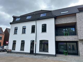 Gelijkvloers hoekappartement in de nieuwbouw residentie "De Rembrandt", gebouwd met oog voor detail en comfort. <br />Bij de afwerking van de appartementen werd gekozen voor de meest kwalitatieve en tijdloze materialen waardoor stijl en klasse naadloos in elkaar vloeien.<br /><br />Deze centraal gelegen residentie biedt een vlotte verbinding naar o.a. het centrum van Wielsbeke, Oostrozebeke en Waregem. Gelegen vlakbij de oude Leie arm aan het vernieuwde OC Den Aert. Een ideale uitvalbasis voor wandel- en fietsplezier.<br /><br />Indeling: Er is een ruime inkomhal die toegang geeft tot een aparte berging, de leefruimte, de open keuken en het terras. Via de open keuken heb je overigens toegang tot een tweede bergruimte. Daarnaast is er ook een ruime nachthal die toegang geeft tot het toilet, de badkamer en de twee slaapkamers. De badkamer bestaat uit een douche, een ligbad en een dubbele lavabo.<br /><br />De bewoonbare oppervlakte bedraagt 128,61 m². De oppervlakte van het terras bedraagt 7,40 m².<br /><br />Vanuit de garage zijn de private bergingen, inkomhal en lift bereikbaar. Eens binnen geparkeerd hoeft u niet meer naar buiten.<br /><br />E-peil 19 (volledige vrijstelling van onroerende voorheffing gedurende 5 jaar).<br /><br />Het appartement is voorzien van privatieve zonnepanelen.<br /><br />Overal vloerverwarming met apart regelbare circuits per ruimte.<br /><br />De parking achteraan (komende vanuit de Vlasstraat) volledig nieuw aangelegd met openbare parkeerplaatsen en groen.<br /><br />Opsplitsing prijs: Grondwaarde 57.874,50 EUR - Constructie 257.125,50 EUR<br />6 % BTW mogelijk.<br /><br />Alle bedragen zijn exclusief garages, bergingen en alle kosten. Garage (25.000 EUR) en berging (5.600 EUR) mogelijk mee aan te kopen.