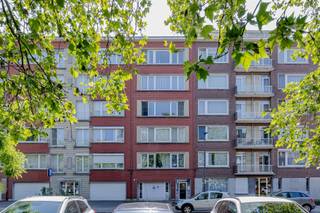 Very bright and well maintained apartment with elevator in a small apartment block is for sale at Karel Mestdaghplein 11 in Wilrijk, not far from...