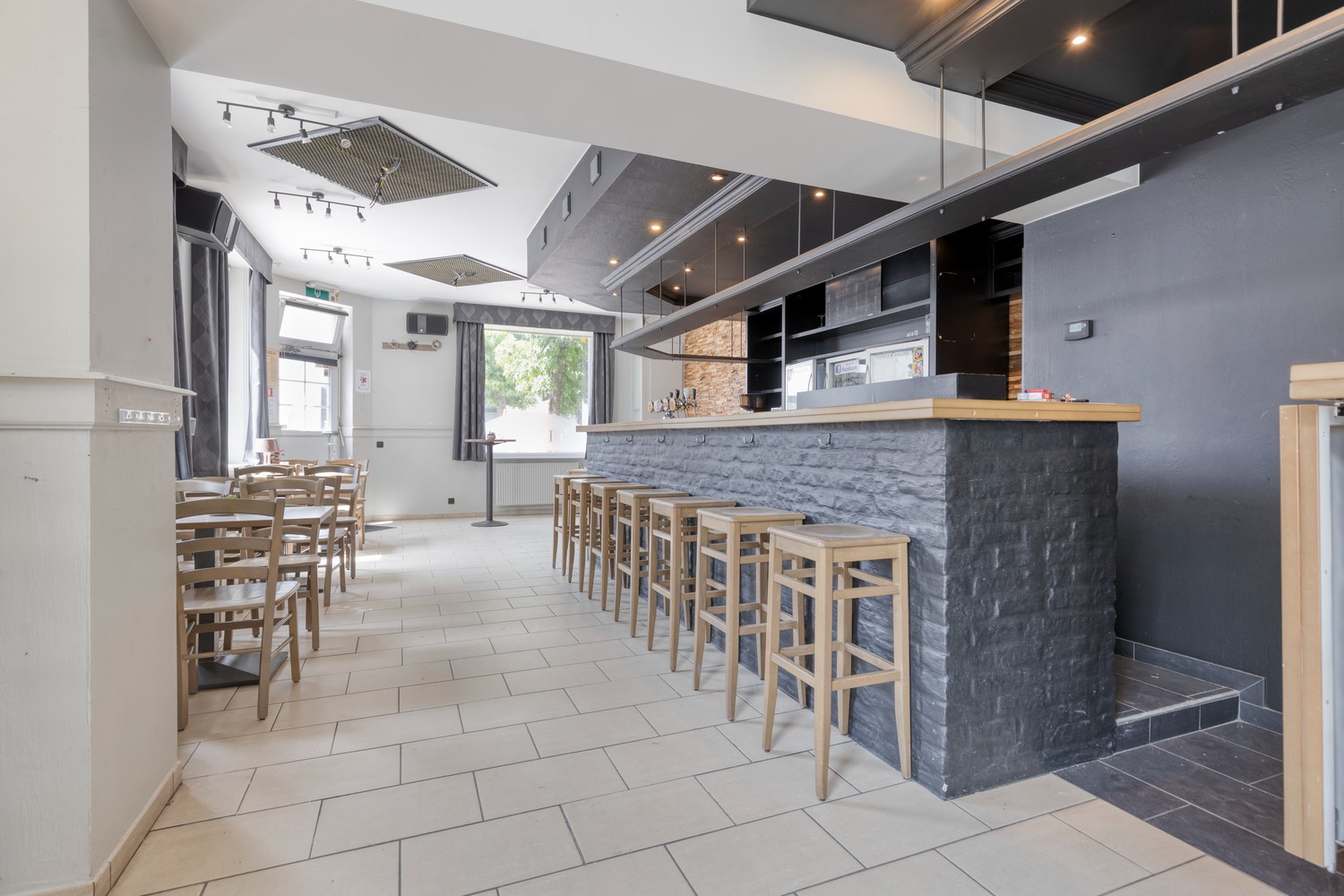 GOED GELEGEN HANDELSWONING MET TERRAS & GARAGE - foto 5