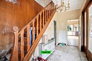 Ben je op zoek naar een woning te koop met tal van mogelijkheden? Deze halfopen bebouwing langs de Clyttesteenweg, net buiten de dorpskern van Reningelst, biedt een unieke kans voor wie graag een eigendom volledig naar eigen smaak wil renoveren of een nieuw project wil realiseren op een ruim perceel.<br /><br />Deze woning in Reningelst werd gebouwd in 1930 en beschikt over een bewoonbare oppervlakte van 197 m² op een perceel van maar liefst 1.370 m². Binnenin vind je momenteel drie slaapkamers, een badkamer en verschillende ruimtes die volledig heringericht kunnen worden volgens jouw woonwensen. Dankzij de halfopen bebouwing geniet je van een aangenaam gevoel van ruimte. De aanwezige tuin biedt alle mogelijkheden om een prachtige buitenomgeving te creëren waar je in alle rust kan genieten van het landelijke karakter van de omgeving.<br /><br />De ligging net buiten het centrum van Reningelst combineert een rustige en groene omgeving met een vlotte bereikbaarheid. Een extra troef is de handige uitweg langs de zijkant van het perceel, wat zorgt voor een uitstekende toegankelijkheid en bijkomende mogelijkheden. Ook een garage is aanwezig en er is voldoende ruimte om extra parkeergelegenheid te voorzien.<br /><br />Zie jij het potentieel van deze ruime woning in Reningelst? Neem vandaag nog contact op met Immo Francois voor een bezoek. Wij begeleiden kopers en verkopers dagelijks in Poperinge, Heuvelland, Vleteren en Mesen en helpen je graag verder bij de zoektocht naar jouw nieuwe thuis.<br /><br />Denk je eraan om je woning in Poperinge te verkopen? Neem vrijblijvend contact op met Manon van Immo Francois in Poperinge voor een gratis schatting via manon@immofrancois.be.<br /><br />