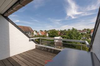 Bent u op zoek naar rust, groen én toch alles binnen handbereik? Dan bent u bij dit appartement aan het juiste adres! Gelegen op de rand van de gegeerde villawijk Simli, geniet u hier van een uitzonderlijk groene en rustige omgeving, terwijl het strand, de winkels en de gezellige restaurants van Nieuwpoort-Bad slechts op een steenworp afstand liggen. Kortom, het beste van twee werelden!<br /><br />Eénmaal binnen valt meteen de lichtinval op. Dankzij de zuidgerichte oriëntatie baadt dit appartement de hele dag door in een aangenaam zonlicht. Het zonneterras geeft uit op het groen van de Simli, waar u in alle rust en privacy kan vertoeven – een streepje natuur zo dicht bij de kust is allerminst evident! Met 2 volwaardige slaapkamers biedt dit appartement voldoende ruimte voor een gezin of voor wie regelmatig bezoek over de vloer krijgt.<br /><br />Een appartement met deze ligging, dit lichtinval én dit comfort tegen een gunstige prijs: dat is wat we noemen een echte troef op de Nieuwpoortse vastgoedmarkt! Twijfel dan ook niet langer en maak snel uw afspraak voor een bezichtiging, want panden zoals dit blijven niet lang in de aanbieding.<br /><br />Tot slot is er nog de mogelijkheid om 2 samengevoegde parkeerplaatsen aan te kopen in de kelderverdieping voor de prijs van €70.000,- en hoort hier ook een kelderberging bij. <br /><br />EPC: 305.