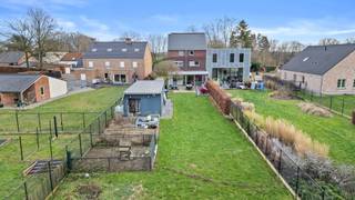 Soms kom je een woning tegen waar alles gewoon klopt. Geen grote verbouwingen, geen stress over energiefacturen, maar wel alle ruimte om je eigen stempel te drukken. Stokskesstraat 28 in Tielt-Winge is precies zo’n plek. Een instapklare halfopen bebouwing in een buurt waar buren nog elkaars naam kennen en rust de standaard is.<br /><br />Binnen merk je meteen dat dit huis met zorg is bewoond. Het hart van de woning? De royale leefkeuken. Dit is niet zomaar een plek om te koken, maar de plek waar de dag begint met koffie aan de tafel en eindigt met goede gesprekken terwijl de potten nog op het vuur staan.<br /><br />Met drie ruime slaapkamers heb je momenteel plek zat, maar de echte troef zit hogerop. De zolder biedt de mogelijkheid om door te groeien naar maar liefst vijf slaapkamers en een tweede badkamer. Of je nu droomt van een riante home-office, een gameroom of een extra verdieping voor de kinderen: hier kan het.<br /><br />Over de techniek hoef je niet na te denken. Met een gunstig EPC-label B en zonnepanelen op het dak woon je hier met een gerust hart. Je rijdt binnen via de manuele poort en parkeert met gemak in het grote bijgebouw van 45m². Die laatste is trouwens veel meer dan alleen een garage; het is de ideale plek voor de oldtimer, een uit de hand gelopen hobby of simpelweg bergruimte die je nooit tekortkomt.<br /><br />En dan is er nog de tuin. Groot genoeg voor een stevige barbecue en een speelparadijs voor de kinderen, maar vooral een plek waar je in alle privacy kunt genieten van de buitenlucht.<br /><br />Kortom: Instapklaar: Verhuizen, uitpakken en genieten en gelegen in een van de meest gegeerde straten van Tielt-Winge.<br /><br />Bij We Invest Demervallei bekijken we vastgoed graag net even anders. Geen gladde praatjes, maar een eerlijk beeld van jouw toekomstige thuis.<br /><br />Wil je zelf ervaren of dit de plek is waar jij je meubels ziet staan? Geef Niels een seintje voor een bezoek.<br /><br />niels.wouters@weinvest.be<br />0488 33 81 47