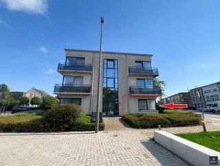 <p><span>LICHTRIJK GLVLRS APPT MET 2 SLPKS EN 2 TERASSEN</span></p><p><span> </span></p><p><span>Goed gelegen gelijkvloers hoekappartement met 2 slaapkamers en 2 terassen op wandelafstand van het centrum van Zwijndrecht.</span></p><p><span>Winkels, scholen, openbaar vervoer en gezellige horeca bevinden zich op wandelafstand.</span></p><p><span> </span></p><p><span>I</span><span>ndeling &amp; troeven:</span></p><p><span> </span></p><p><span> - Zeer ruime en lichtrijke woonkamer dankzij grote raampartijen </span></p><p><span>- Open keuken - geen ijskast aanwezig (er is wel plaats en stopcontact voorzien)</span></p><p><span>- praktische grote berging met nutsvoorziening en plaats voor wasmachine en droogkast en extra stockageruimte</span></p><p><span>- 2 terrassen : 1 aan het schuifraam in de leefruimte en 1 aan de beide slaapkamers</span></p><p><span>- Badkamer met bad/douche, lavabomeubel, hangkast en toilet</span></p><p><span>- apart gastentoilet </span></p><p><span>- veel parkeergelegenheid voor de deur </span></p><p><span>- huisvuil- en fietsenstalling</span></p><p><span> </span></p><p><span>Dit appartement straalt een warme sfeer uit, heeft veel lichtinval en is ideaal voor wie comfortabel gelijkvloers wil wonen vlakbij het centrum èn op een zucht van Antwerpen-stad!</span></p><p><span> </span></p><p><span>Belangrijke info:</span></p><p><span> </span></p><p><span>     - De maandelijkse huurprijs: </span><span>€ 990,- </span><span> +  </span><span>€ 70,- vaste kosten</span><span>    </span><span>(totaal : € 1.060,-/maand)</span></p><p><span>     - De huurwaarborg: drie maanden huur (€ 2.970,-)<br />     - De kostprijs van de ingaande plaatsbeschrijving: € 175,- excl. 21% BTW (per contractpartij)</span></p><p><span>     - EPC: 208 kWh/m² jaar - </span><span>Label C</span></p><p><span>    - </span><span>BESCHIKBAARHEID : ONMIDDELLIJK</span></p><p><span>Wenst u graag meer info of bent u geïnteresseerd in een plaatsbezoek? Gelieve ons dan te contacteren op het nummer 03 775 41 88 of mail naar christel@vastgoed-smet.be     www.vastgoed-smet.be</span></p><p><span>De verstrekte gegevens/informatie (zowel online als gedrukt) worden vrijblijvend verstrekt, enkel ter inlichting, zonder contractuele verbintenis of garantie van onzentwege en kunnen op ieder ogenblik gewijzigd worden.</span></p><p><span> </span></p>