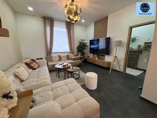 ZEER MOOIE EN EIGENTIJDSE WONING MET 4 SLAAPKAMERSRichtprijs: 375.000 euro Deze woning is gelegen nabij winkels, scholen, openbaar vervoer,... Op het...