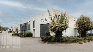 Strategisch gelegen bedrijfsgebouw bestaande uit <strong>1.011 m² opslagruimte met 70 m² kantoren</strong> te huur langs de bedrijvige Leuvensesteenweg.<br />De loods met een vrije hoogte van +/- 6,15 m is voorzien van 1 sectionale poort en wordt verwarmd op gas.<br /><br />De ruimtes zijn gesitueerd in een functioneel KMO-park geschikt voor opslag en lichte productie. Fantastisch gelegen net buiten Brussel, vlak bij de Ring en op een boogscheut van Brussels Airport.<br /><br />Mogelijkheid om bijkomende parkeerplaatsen te huren en extra kantoorruimte van 554 m².<br />Onmiddellijk beschikbaar!<br /><br />Contacteer <strong>PANORAMA B2B</strong> voor meer inlichtingen of een vrijblijvend plaatsbezoek <strong>02 424 24 21</strong>.