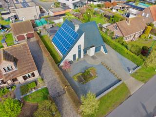 Ontdek deze instapklare open bebouwing in Assenede, gelegen langs de Oude Gentweg, een uiterst gegeerde locatie vlakbij het centrum. Deze ruime gezinswoning, gebouwd in 1992, bevindt zich op een mooi perceel van maar liefst 890 m² en werd doorheen de jaren steeds zeer goed onderhouden!<br /><br />De woning werd op het gelijkvloers in 2018 grondig vernieuwd met onder andere een moderne keuken. Dankzij de grote raampartijen geniet je hier van een aangename lichtinval en een open, lichtrijk gevoel. De gezellige pelletkachel zorgt voor extra warmte en sfeer, terwijl de elektrische vloerverwarming en radiatoren instaan voor het algemene comfort.<br />Met drie volwaardige slaapkamers en een nette badkamer op de eerste verdieping biedt deze woning alle ruimte voor een gezin. Daarnaast is er een aparte douchekamer met inloopdouche op het gelijkvloers en zijn er toiletten op zowel het gelijkvloers als de verdieping.<br /><br />Buiten geniet je van een prachtige, privatieve tuin zonder inkijk, compleet met tuinberging en een groot overdekt terras – ideaal om in alle rust te ontspannen. De handige oprit, inpandige garage en zijdoorgang met poortje zorgen voor extra gebruiksgemak.<br /><br />De woning beschikt bovendien over 36 zonnepanelen, wat een mooie troef is op vlak van energie.<br />Met een EPC-label D is er geen renovatieplicht. Door over te schakelen naar een hoogrendementsketel op aardgas of een warmtepomp kan het EPC-label bovendien eenvoudig verbeterd worden naar een C-label!<br /><br />Kortom, een ruime, verzorgde gezinswoning op een ruim perceel en dit op een topligging in Assenede.<br />Meer info of een bezoek? Graag een mail naar hallo@wijsvastgoed.be ! We nemen dan spoedig contact op voor een bezoekmoment.