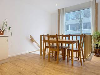 Gezellig duplex appartement met een praktische indeling. Dit appartement beschikt over een lichtrijke leefruimte en een slaapkamer op de benedenverdieping (sous-sol), met de mogelijkheid tot het inrichten van een extra knusse zithoek/polyvalente zithoek. Gelegen in een rustige straat nabij het centrum van Oostende, op wandelafstand van winkels en openbaar vervoer. Een ideale en sfeervolle thuis op een centrale locatie.Indeling:* Inkom* Leefruimte met kleine berging* Keuken met aansluiting voor wasmachine* extra knusse zithoek/polyvalente ruimte* Ruime slaapkamer* Badkamer voorzien van douche, lavabomeubel met spiegelkast en toilet.* Fietsenberging/privatieve berging inclusief *Geen syndicuskosten*Troeven:* Lichtrijk appartement* Unieke gezellige indeling* Privatieve berging* Aansluiting wasmachine* Gunstige rustige locatie nabij centrum Oostende* Kleinschalig gebouw - geen syndicuskostenBen je geïnteresseerd in dit pand te huur in Oostende? Ga naar de website www.dewaele.com, klik op het pand dat je wenst te huren. Via de rode knop "vraag je bezoek aan" vragen we u kort een profiel in te vullen. Daarna nemen we contact op voor een bezoek. Telefonisch kunnen er geen afspraken gemaakt worden.