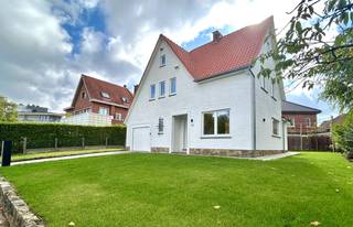 In de gegeerde en residentiële wijk Ter Elst vlakbij IMEC en Gasthuisberg bevindt zich deze alleenstaande villa, die met bijzonder veel aandacht voor kwaliteit en detail in 2026 volledig werd gerenoveerd. De woning combineert een stijlvolle, hedendaagse uitstraling met hoogwaardige materialen, een uitstekende energieprestatie (EPC A) en een bijzonder aangenaam wooncomfort. Dankzij onder meer een warmtepomp, zonnepanelen en een ventilatiesysteem D is de woning bovendien uitgerust met moderne en energiezuinige technieken.<br />Bij binnenkomst wordt u verwelkomd in een lichtrijke inkomhal met ingemaakte kasten en een gastentoilet. De woning beschikt over een bijzonder ruime en indrukwekkend afgewerkte keuken, waar hoogwaardige materialen centraal staan. De prachtige natuursteen, verfijnde gouden accenten en stijlvolle afwerking zorgen voor een luxueuze uitstraling, terwijl er voldoende ruimte is voor een ruime eettafel. Aansluitend bevindt zich de royale leefruimte, die dankzij de grote raampartijen geniet van een aangename lichtinval en rechtstreeks toegang biedt tot de tuin.<br />Op de eerste verdieping bevinden zich drie slaapkamers, waaronder een slaapkamer met aansluitende badkamer. Daarnaast beschikt deze verdieping over een tweede badkamer, uitgerust met een ligbad, en een afzonderlijk toilet.<br />De tweede verdieping biedt nog twee volwaardige slaapkamers en een aparte technische ruimte. Hierdoor beschikt de woning in totaal over vijf slaapkamers. <br />Tevens inpandige garage en kelder aanwezig. <br />Achteraan bevindt zich een volledig aangelegde tuin met een gezellig terras, een heerlijke plek om in alle rust en privacy te genieten van het groen.<br />De woning werd doorheen het hele traject hoogwaardig afgewerkt, met onder meer stijlvolle parketvloeren, kwalitatieve maatkasten en oog voor de kleinste details. De combinatie van ruimte, licht, hoogwaardige materialen, vloerverwarming, hedendaagse technieken en de uitstekende EPC-score A maakt van deze villa een bijzonder aantrekkelijke en instapklare gezinswoning in een gegeerde woonomgeving.