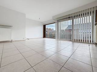 Appartement te huur in Oostende met twee slaapkamers, terrassen voor- en achteraan en liftRustig gelegen appartement op de eerste verdieping met lift, in een kleine en rustige residentie, op wandelafstand van winkels, openbaar vervoer en het bruisende stadsleven.Dit aangenaam woonappartement bevindt zich net buiten de volle drukte van het stadscentrum, maar toch met alle handelszaken in de buurt, op slechts 100 meter van de autostrade E40.Indeling:-inkomhal-leefruimte met toegang tot het terras vooraan-keuken-berging-toilet-badkamer-slaapkamer 1-slaapkamer 2-slaapkamer 3 /dressing-terras achteraanExtra informatie:-Gelegen in een kleine en rustige residentie-Lift aanwezigBeschikbaar: 01/12/2025Algemene kosten: €60/maandVoorschot water: €40/maandVERPLICHT om de garagebox bij te huren, gelegen in hetzelfde complex, aan €90/maand Ben je geïnteresseerd in dit pand te huur in Oostende? Ga naar de website www.dewaele.com, klik op het pand dat je wenst te huren. Via de rode knop "vraag je bezoek aan" vragen we u kort een profiel in te vullen. Daarna nemen we contact op voor een bezoek. Telefonisch kunnen er geen afspraken gemaakt worden.