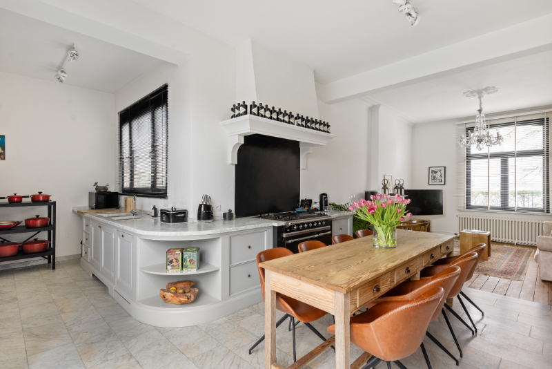 Instapklare en zeer centraal gelegen (deels gemeubelde) ruime herenwoning op 1498m2 met 5 SLK, garage &amp; parktuin - foto 5