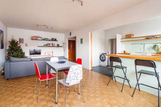 Zonnig en energiezuinig appartement met terras<br /><br />Gelegen op een levendige en zeer centrale locatie met zeer gunstige bereikbaarheid. Tram- en bushaltes en winkels bevinden zich letterlijk voor de deur. De belangrijkste invalswegen en autosnelwegen zijn vlot bereikbaar. Dit zorgt voor een sterke Mobiscore van 9,6/10! Dit energiezuinig appartement (EPC-label B) bevindt zich op de 2de verdieping met lift van een goed onderhouden gebouw. De bewoonbare oppervlakte bedraagt 70 m² (volgens titel). Je komt binnen via de inkomhal met ingebouwde kasten, perfect als vestiaire en extra opbergruimte. De lichtrijke leefruimte met warme parketvloer ademt authenticiteit en gezelligheid. Grote ramen zorgen voor veel natuurlijke lichtinval en een open gevoel. Vanuit de leefruimte heb je toegang tot het zuid-gerichte terras (5 m²). De keuken is praktisch ingericht en voorzien van een onderhoudsvriendelijke tegelvloer. De badkamer beschikt over een ligbad, wastafel en bidet. De ruime slaapkamer van 16 m² is eveneens lichtrijk dankzij grote ramen. De elektrische installatie is conform. De gemeenschappelijke maandelijkse lasten bedragen 195 euro/maand (incl. voorschotten water &amp; verwarming, professionele syndicus, bijdrage reservefonds en elektriciteit gem. delen). Instapklaar, ideaal voor starters, alleenstaanden of als investering. <br /><br />Verplichte vermeldingen<br />EPC: 125 kWh/m²<br />P-score: A<br />G-score: A<br />Stedenbouwkundige inlichtingen: in aanvraag