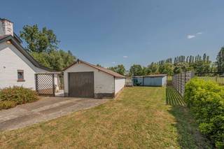 <p>Bent u op zoek naar een woning die u volledig naar eigen smaak kunt vernieuwen, op een uitzonderlijke locatie? Dan is deze halfopen bebouwing in het landelijke Tisselt beslist een bezoek waard.</p><p>De woning is gelegen op een mooi perceel van maar liefst <strong>819 m²</strong> en geniet achteraan van een uniek, blijvend vrij uitzicht over uitgestrekte weilanden en het omliggende groen. Hier ervaart u elke dag rust, ruimte en privacy, terwijl alle dagelijkse voorzieningen toch vlot bereikbaar zijn.</p><p>Binnenin beschikt de woning over een ruime indeling met tal van mogelijkheden. Op de verdieping bevinden zich <strong>drie volwaardige slaapkamers</strong> en dankzij de royale leefruimtes biedt deze eigendom alle potentieel om uit te groeien tot een prachtige gezinswoning die volledig aansluit bij uw wensen en woonstijl.</p><p>De ruime tuin vormt een absolute meerwaarde en biedt alle mogelijkheden om optimaal te genieten van het prachtige landelijke uitzicht. Of u nu droomt van een grote tuin, een terras in alle rust of een speelparadijs voor de kinderen, hier kan het allemaal.</p><p>Kortom, een eigendom met enorm veel potentieel, een ruim perceel en een uitzonderlijke ligging die zelden op de markt komt. Ideaal voor wie op zoek is naar ruimte, groen en de kans om een woning volledig naar eigen smaak te creëren.</p><p>Stedenbouwkundige inlichtingen in aanvraag, Meer info en documenten op www.malines-group.be</p>