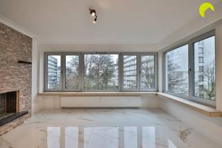 Op de grens Berchem / Borgerhout  in de wijk Groenenhoek, vinden we dit lichtrijk en volledig vernieuwd hoekappartement met 3-slpk.Restaurants,...