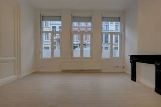 <p><span>Vraag hieronder je bezichtiging aan:</span></p><p><span><span>https://boltimmo.mijnhuurprofiel.be/property/97b35ff8-358a-4efd-a603-3845fba0c105</span></span></p><p><span> </span></p><p><span>Deze studio is gelegen in de </span><span>Goudbloemstraat</span><span> in centrum Antwerpen. </span><span>De </span><span>ligging is super centraal </span><span>met supermarkten, restaurants, openbaar vervoer op wandelafstand. Vlakbij het Centraal Station, het Eilandje, de studentenbuurt en Park Spoor Noord.</span></p><p><span> </span></p><p><span>Indeling:</span></p><p><span>Op de gelijkvloerse verdieping van dit gebouw vinden we deze studio te huur. We betreden de studio via de keuken dewelke is uitgerust met een koelkast, diepvries, kookvuur, dampkap en spoelbak. De keuken geeft aansluitend toegang tot de badkamer, deze beschikt over een douche en lavabo. Er is een privatief toilet, maar deze is bereikbaar via de inkomhal. Aan de voorzijde van het appartement bevindt zich de leef-, eet- en slaapruimte</span></p><p><span> </span></p><p><span>Algemeen gebouw:</span></p><p><span>- gemeenschappelijke kosten: forfait 50 euro per maand</span></p><p><span>- provisie verwarming: provisie 75 euro per maand<br />- elektriciteit en water op eigen meter</span></p><p><span> </span></p><p><span>Beschikbaar vanaf 1 oktober 2026.</span></p><p><span> </span></p><p><span>Ben jij geïnteresseerd in deze studio te huur in centrum Antwerpen, ben je op zoek naar ander vastgoed of wens je de waarde van jouw eigendom te kennen? Dan ben je bij BOLT Immo aan het juiste adres! Wij helpen jou graag verder.</span></p>