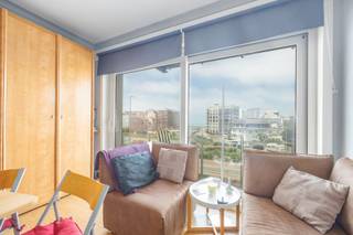 <strong>Residentie PARK</strong> : op de 3de verdieping met zicht op zee en tennisvelden, gemeubelde studio, bestaande uit : inkom met vestiaire/berging, woonkamer met opklapbed, nieuwe PVC-raam en terras met open zicht, open keuken, vernieuwde badkamer met lavabo, douche en WC en ondergrondse private berging (nr.8). Instapklaar. Residentie met fietsenberging en vuilnislokaal. Gevels, dakterrassen en hoofddak volledig gerenoveerd en geïsoleerd in 2017.
