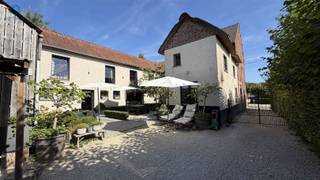 <h1><span>UNIEKE LANDELIJKE HOEVE OP 8.035 M² EEN DROOM VOOR PAARDENLIEFHEBBERS, GROTE GEZINNEN &amp; ONDERNEMERS</span></h1><p><span>Een uitzonderlijk landgoed met ruimte, karakter en talloze mogelijkheden.</span><span><br />Op een prachtige, landelijke locatie in </span><span>Geraardsbergen</span><span> vinden we deze indrukwekkende hoeve op een perceel van maar liefst </span><span>8.035 m²</span><span>. Met circa </span><span>583 m² woonoppervlakte</span><span>, 6 ruime slaapkamers, 4 badkamers en een veelzijdige infrastructuur biedt dit eigendom een unieke combinatie van </span><span>wonen, genieten en ondernemen</span><span>.</span></p><p><span>De authentieke uitstraling van de hoeve gaat hand in hand met hedendaags comfort en een indrukwekkend aanbod aan binnen- en buitenruimtes.</span></p><h3><span>EEN KARAKTERVOL WOONGEDEELTE</span></h3><p><span>De ruime hoofdwoning straalt sfeer en authenticiteit uit. Verschillende karaktervolle elementen, waaronder </span><span>houten balken</span><span>, zorgen voor een warme landelijke uitstraling, terwijl de verzorgde afwerking het nodige hedendaagse comfort biedt.</span></p><p><span>De woning beschikt over </span><span>zes ruime slaapkamers</span><span> en </span><span>vier badkamers</span><span>. De badkamers zijn stijlvol ingericht, waaronder een bijzonder fraaie badkamer met </span><span>vrijstaand bad en natuursteenafwerking</span><span>.</span></p><p><span>Ook de keuken ademt landelijke charme uit dankzij de houten kasten en tijdloze uitstraling.</span></p><h3><span>BUITENLEVEN OP ZIJN BEST</span></h3><p><span>Wie houdt van buitenleven, privacy en ruimte, zal hier ongetwijfeld zijn hart verliezen.</span></p><p><span>Het uitgestrekte perceel biedt volop mogelijkheden en omvat onder meer </span><span>weides, een boomgaard en royale groene buitenruimtes</span><span>.</span></p><p><span>De sfeervolle binnentuin is ingericht met verschillende gezellige zithoeken. Daarnaast is er een ruime, overdekte loungezone met </span><span>sfeerverlichting en barfaciliteiten</span><span> de ideale plek voor gezellige avonden met familie, vrienden of gasten.</span></p><h3><span>VEELZIJDIG EN MULTIFUNCTIONEEL</span></h3><p><span>Een van de grootste troeven van dit eigendom is zonder twijfel de enorme </span><span>multifunctionaliteit</span><span>.</span></p><p><span>Naast het ruime woongedeelte beschikt het pand over een professionele infrastructuur met onder andere een </span><span>keuken, ontvangstruimtes, bergingen en extra polyvalente ruimtes</span><span>.</span></p><p><span>Hierdoor leent het domein zich uitstekend voor uiteenlopende concepten, zoals:</span></p><ul><li><span>een </span><span>B&amp;B of vakantiewoning</span></li><li><span>een </span><span>kangoeroe- of meergezinswoning</span></li><li><span>een feest- of evenementenlocatie</span></li><li><span>catering of gastronomische activiteiten</span></li><li><span>workshops, opleidingen of seminaries</span></li><li><span>een kleinschalige horecazaak</span></li><li><span>een combinatie van </span><span>privéwonen en professionele activiteit</span></li></ul><p><span>Uiteraard zijn de concrete mogelijkheden afhankelijk van de geldende stedenbouwkundige en exploitatievoorschriften.</span></p><h3><span>EEN PARADIJS VOOR PAARDENLIEFHEBBERS</span></h3><p><span>Ook paardenliefhebbers vinden hier een bijzonder interessante uitvalsbasis.</span></p><p><span>In de ruime schuur zijn momenteel reeds </span><span>twee grote en twee kleinere paardenstallen</span><span> aanwezig. In combinatie met de aanwezige weides en de omvang van het perceel biedt dit uitstekende mogelijkheden voor wie paarden en wonen graag met elkaar wil combineren.</span></p><h3><span>IDEAAL VOOR GROTE GEZINNEN</span></h3><p><span>Dankzij de royale oppervlakte en de verschillende leef- en verblijfsruimtes is dit eigendom eveneens bijzonder geschikt voor </span><span>grote gezinnen of meerdere generaties die samen willen wonen</span><span>, met voldoende ruimte voor privacy én gezamenlijk genieten.</span></p><h3><span>EEN ZELDZAME KANS</span></h3><p><span>Dit is geen doorsnee woning. Het betreft een </span><span>ruim en karaktervol landgoed met een uitzonderlijk veelzijdig potentieel</span><span>, waar wonen, paarden, ontspanning en ondernemen perfect kunnen samenkomen.</span></p><p><span>De landelijke ligging biedt de gewenste rust en privacy, terwijl </span><span>Geraardsbergen en de omliggende voorzieningen goed bereikbaar</span><span> blijven.</span></p><p><span>Bent u op zoek naar een uniek eigendom met ruimte, karakter én mogelijkheden? Dan verdient deze landelijke hoeve absoluut uw aandacht.</span></p><p><span>Geraardsbergen</span><span><br /></span><span>Perceel: 8.035 m²</span><span><br /></span><span>Woonoppervlakte: ca. 583 m²</span><span><br /></span><span>6 slaapkamers</span><span><br /></span><span>4 badkamers</span><span><br /></span><span>2 grote + 2 kleinere paardenstallen</span><span><br /></span><span>Professionele keuken en polyvalente ruimtes</span><span><br /></span><span>Geschikt voor diverse woon- en ondernemersconcepten</span></p><p><span>Interesse? Reageer op deze advertentie. Wij nemen vervolgens persoonlijk contact met u op om verdere informatie te bezorgen en een bezoek in te plannen.</span></p>