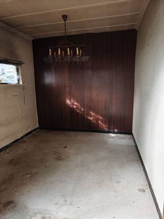 <p><strong>Half open bebouwing – Kadastraal nr. 13013E0399/00H000</strong> <strong>Perceel: 96 m² – Bewoonbare oppervlakte: ca. 150 m² – EPC F (renovatieplicht)</strong></p>
<p>Deze half open bebouwing, gelegen in de Kloosterstraat 13 te Herenthout, biedt een verrassend ruime woonindeling en vormt een ideale basis voor wie op zoek is naar een renovatieproject met potentieel. De woning beschikt over een bewoonbare oppervlakte van ongeveer 150 m² en telt maar liefst vier slaapkamers en een grote zolderverdieping met vaste trap, wat de mogelijkheden voor uitbreiding aanzienlijk vergroot.</p>
<p><strong>Indeling – Gelijkvloers</strong></p>
<ul>
<li>Inkomhal</li>
<li>Gezellige woonkamer</li>
<li>Aansluitende eetkamer</li>
<li>keuken</li>
<li>Bergkamer / bureauruimte</li>
<li>Badkamer</li>
<li>Kelderberging</li>
</ul>
<p><strong>Verdieping</strong></p>
<ul>
<li>Vier volwaardige slaapkamers</li>
<li>Ruime zolderverdieping met vaste trap (mogelijk in te richten als extra kamers, hobbyruimte, studio…)</li>
</ul>
<p><strong>Algemene staat</strong></p>
<p>De woning heeft een <strong>grondige renovatie</strong> nodig: isolatie, ramen, technieken, badkamer, keuken en algemene afwerking dienen vernieuwd te worden. Dankzij de bestaande structuur en de ruime zolderverdieping biedt dit pand echter een uitstekende basis om volledig naar eigen smaak en comfort te moderniseren.</p>
<p><strong>Troeven</strong></p>
<ul>
<li>Centrale ligging in Herenthout</li>
<li>Vier slaapkamers + grote zolder</li>
<li>Half open bebouwing</li>
<li>Veel potentieel na renovatie</li>
<li>Ideaal voor starters, gezinnen of investeerders die een woning volledig willen transformeren</li>
</ul>